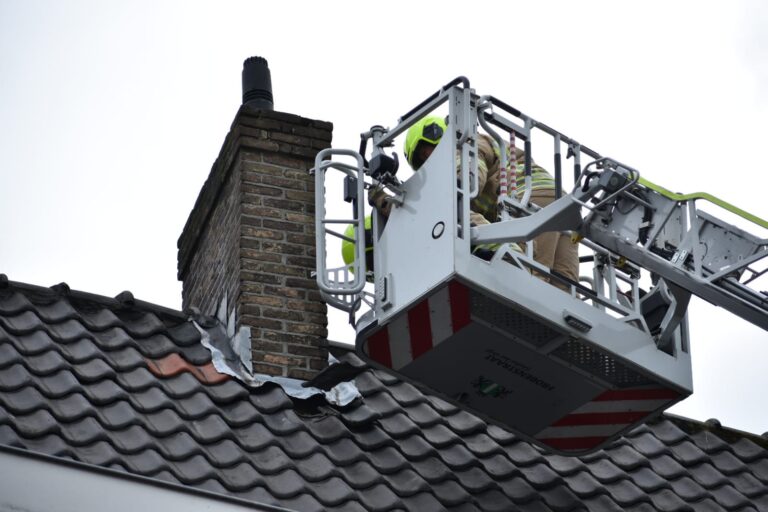 Brandweer verwijdert dakpannen Bergse Dorpsstraat Rotterdam