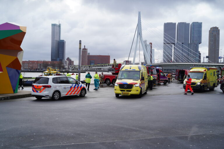 Auto te water, man overleden Willemsplein Rotterdam