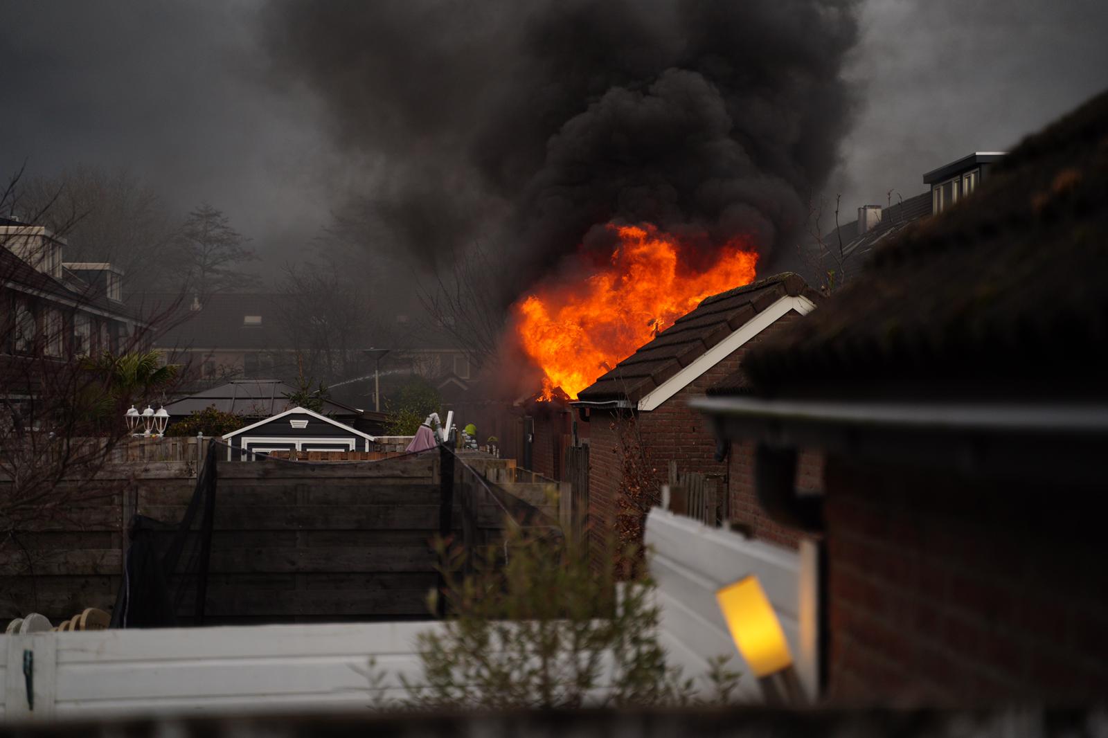Felle uitslaande brand in schuur Koevordermeer Rotterdam -.
