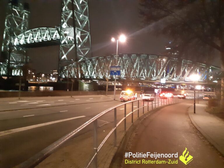 Politie deelt 61 bekeuringen uit bij verkeerscontrole Willemsbrug Rotterdam