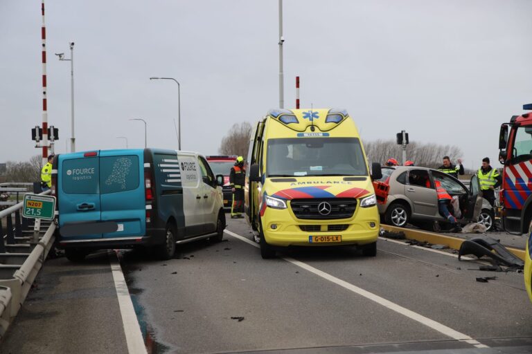 Zwaargewonde bij frontale aanrijding Coenecoopbrug Gouda