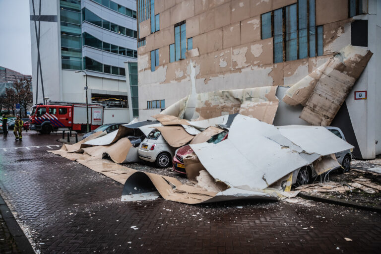 Auto’s bedolven na instorten gevel in Den Haag