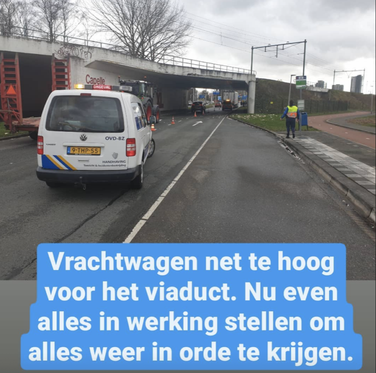 Vrachtwagen ramt spoorviaduct Hoofdweg Capelle aan den Ijssel