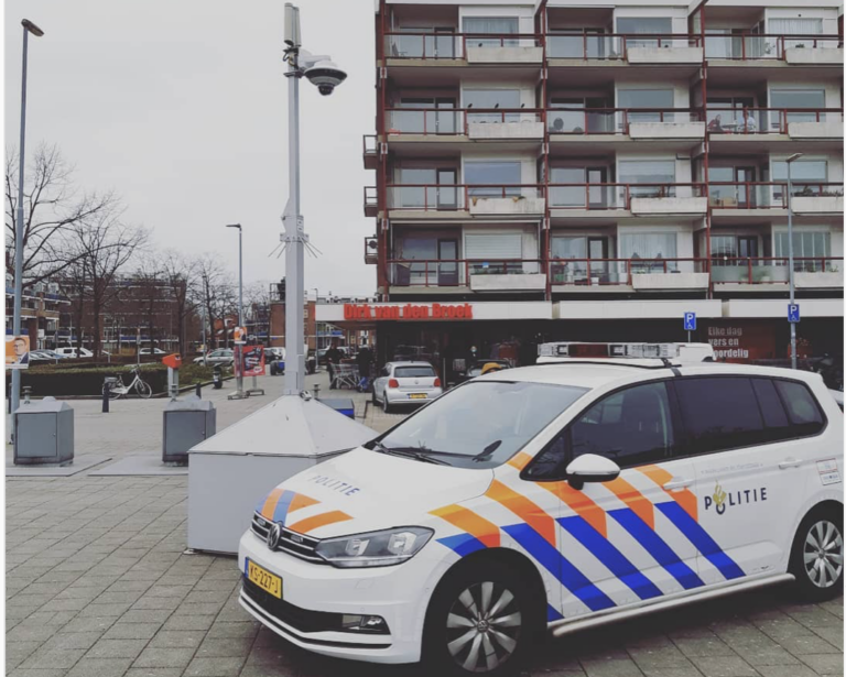 Politie plaatst mobiele camera op plein van Dirk van den Broek in Rotterdam Zevenkamp