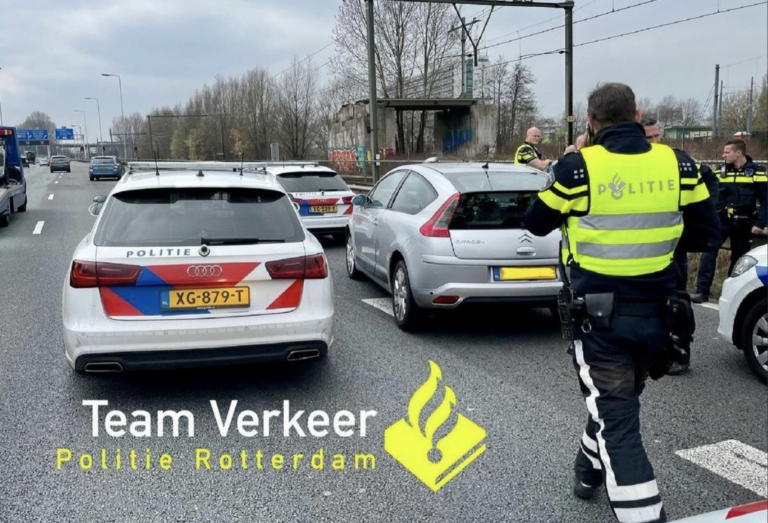 Politie rijdt gestolen auto klem op A20 Rotterdam