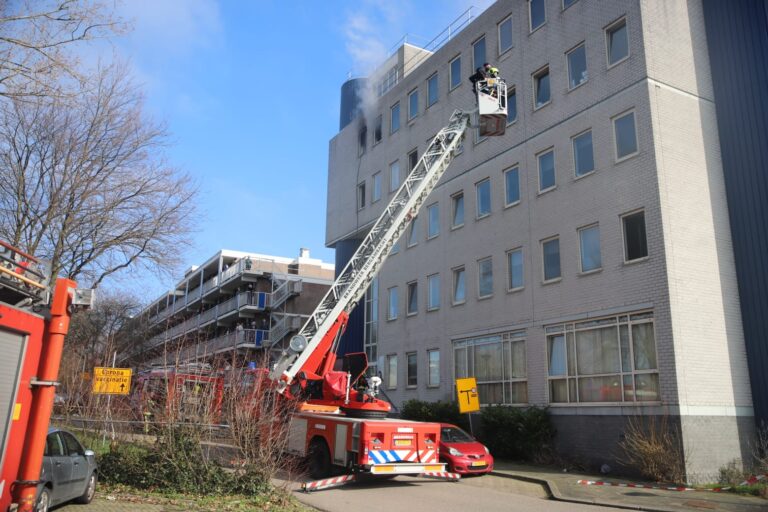 Grote brand breekt uit in flat aan Heuvellaan in Gouda