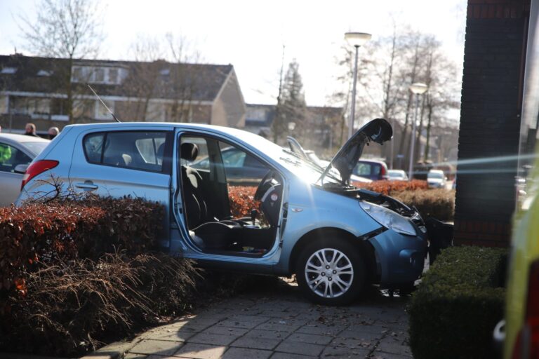 Automobilist rijdt tegen gevel op de Jac. P Thijsselaan in Gouda