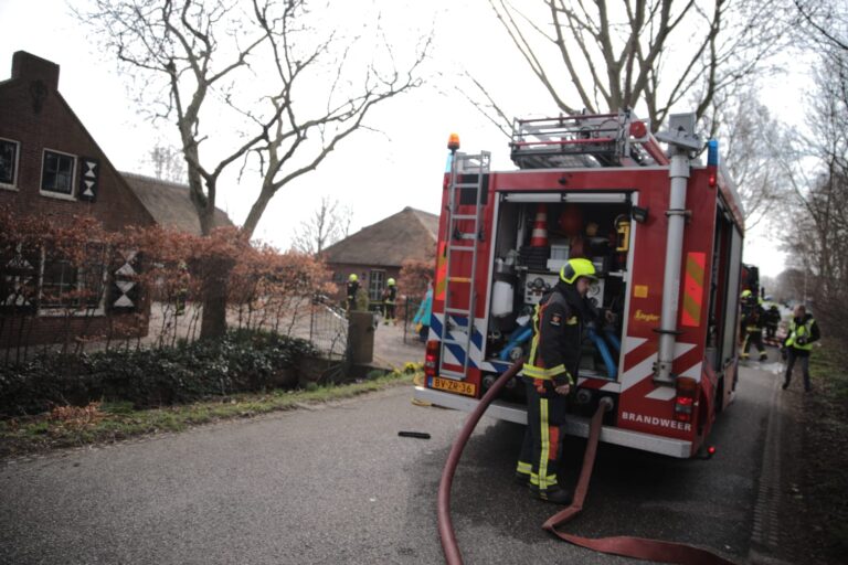 Brandweer voorkomt dat brand in rietenkap woning verwoest Goudse Rijpad Alphen aan den Rijn