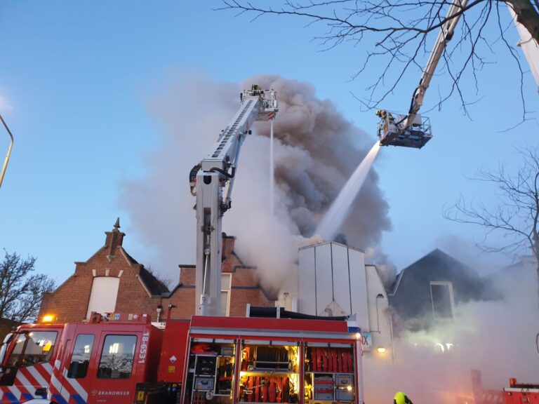 Zeer grote brand in eethuis geblust Reeweg Oost Dordrecht