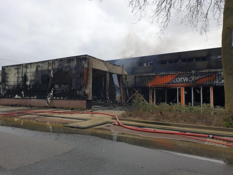 Zeer grote brand woonwinkel Lylantse Baan Capelle aan den IJssel is uit (video)