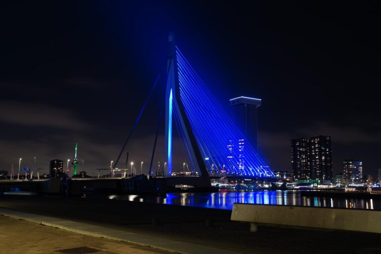 Erasmusbrug kleurt blauw tegen racisme en discriminatie