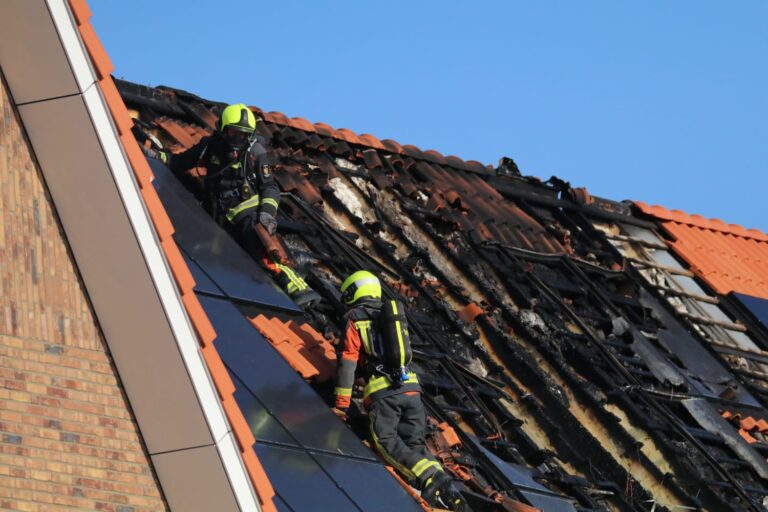 Dak van splinternieuwe woningen verwoest door brand in zonnepanelen Bonkelaar Zoeterwoude