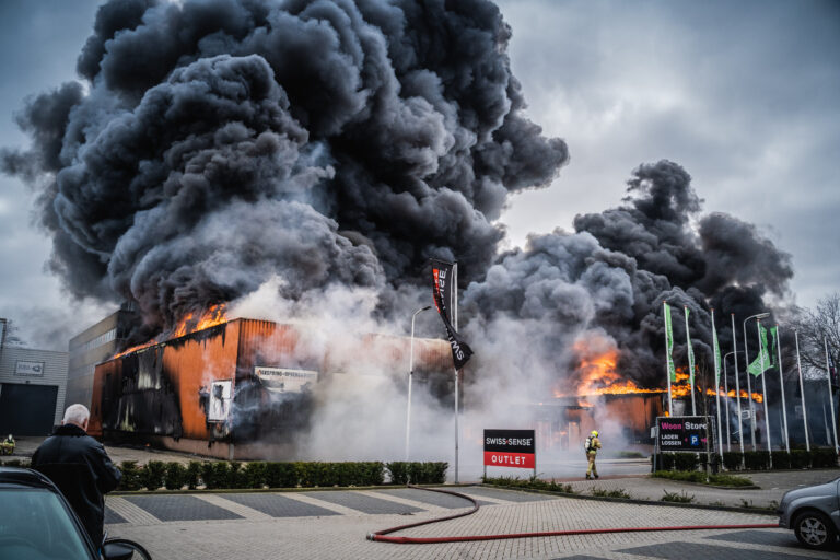 Zeer grote uitslaande brand Lylantse Baan Capelle aan den IJssel