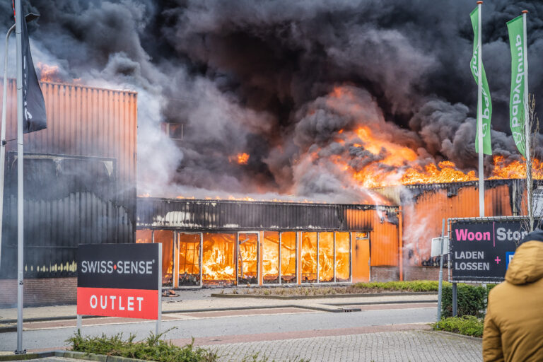 Enorme brand woonwinkel Lylantse Baan Capelle aan den IJssel niet aangestoken