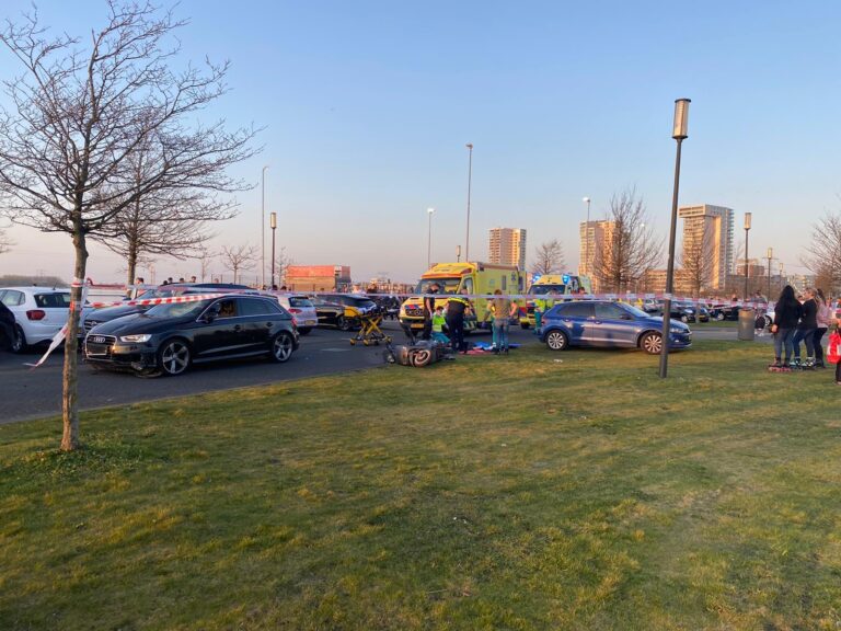 Automobilist rijdt twee personen aan Kosboulevard Rotterdam Nesselande