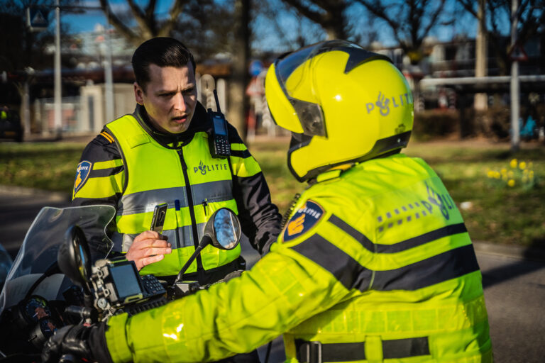 Getuigen Gezocht: Mannen in politiekleding overvallen woning Ridderspoorstraat Rotterdam en binden bewoner vast