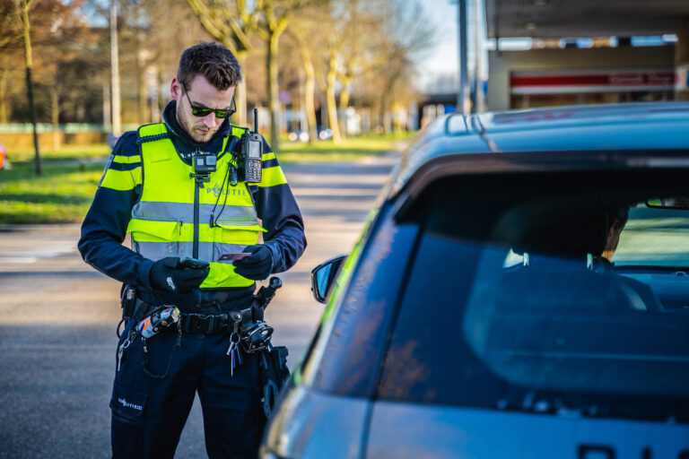 Man met doorgeladen vuurwapen opgepakt nadat hij stoned door Rotterdam rijdt