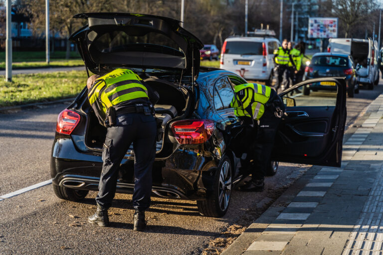 Lachgas, rijden onder invloed en verdachte auto’s opgepikt bij verkeerscontrole in Rotterdam-Ommoord