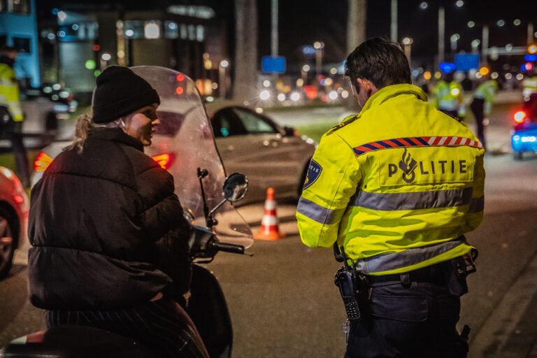 Grote verkeerscontrole levert aanhoudingen en overtredingen op Hoofdweg Capelle aan den IJssel