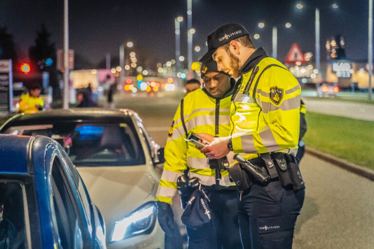 Grote verkeerscontrole en preventief fouilleren rondom Parkkade Rotterdam