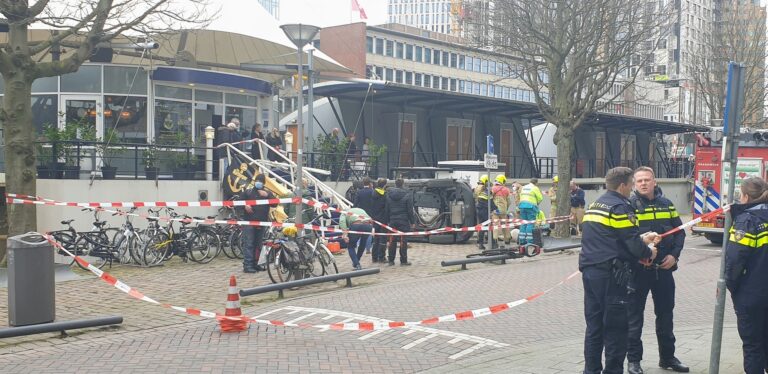 Auto rijdt tegen trap hotelboot en kantelt Wijnhaven Rotterdam