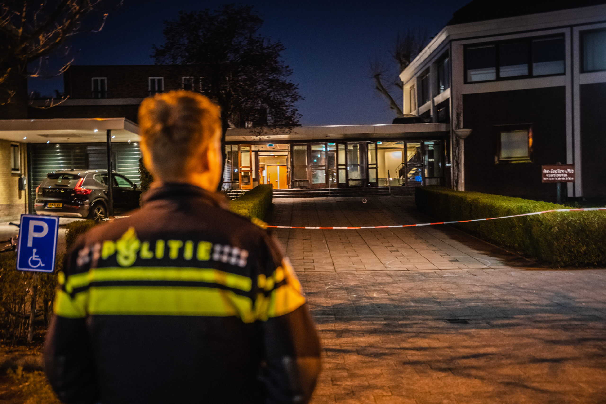 Explosief vernield voorgevel van Mieraskerk Krimpen aan ...