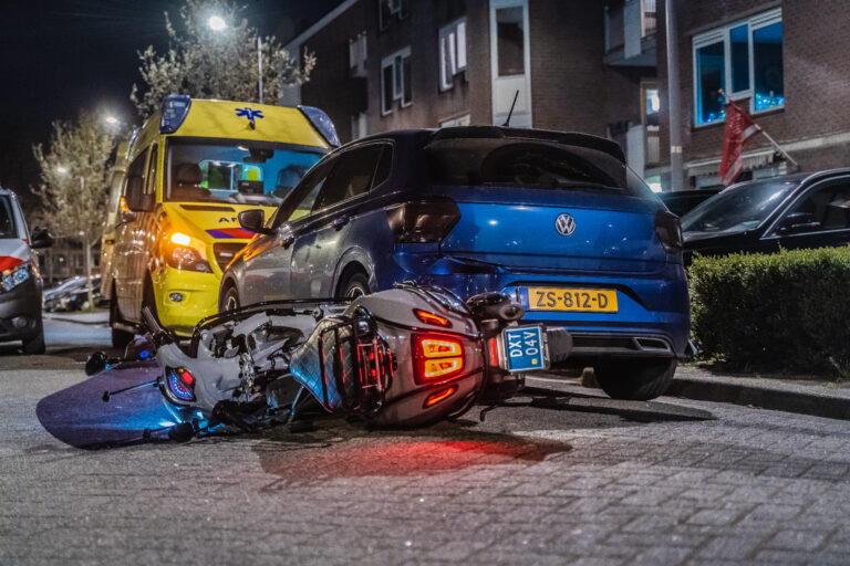 Bestuurder scooter gewond na botsing met auto Schollevaartse Dreef Rotterdam