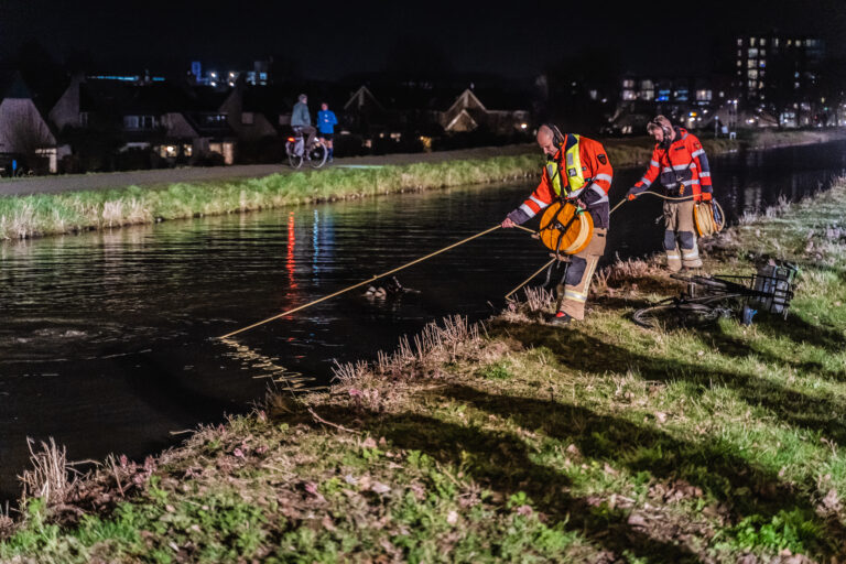 Brandweerduikers op zoek naar mogelijke drenkeling Kerklaan Nieuwerkerk aan den IJssel