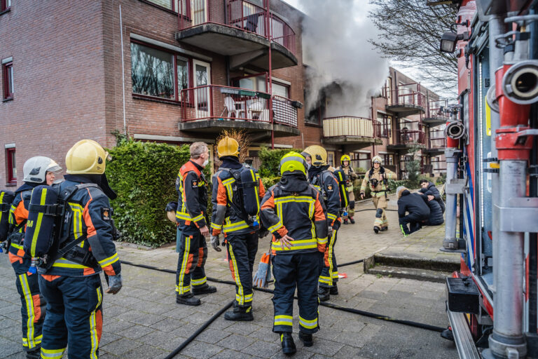 Uitslaande brand verwoest woning Errol Garnerstraat ...