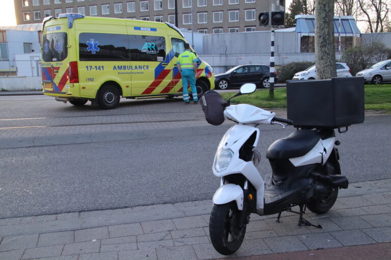 Maaltijdbezorger geschept door automobilist Groene Hilledijk Rotterdam