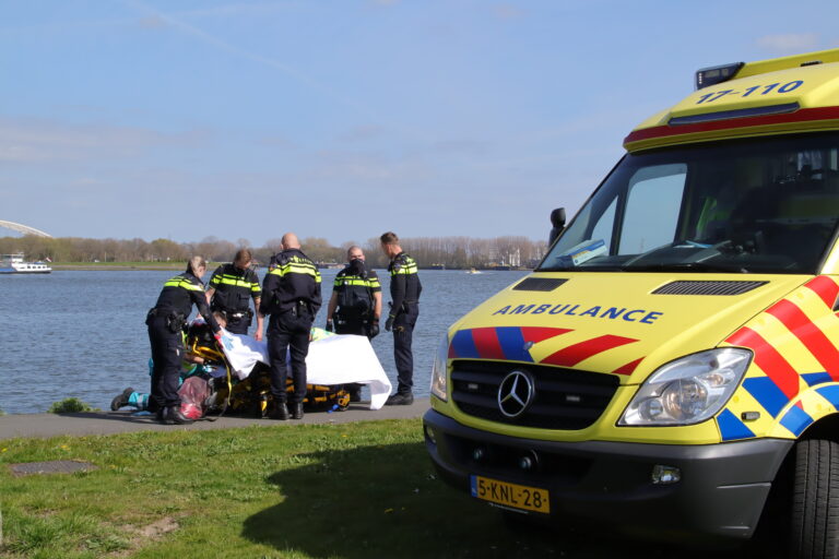 Oudere man valt in water Oranjeboomstraat Rotterdam