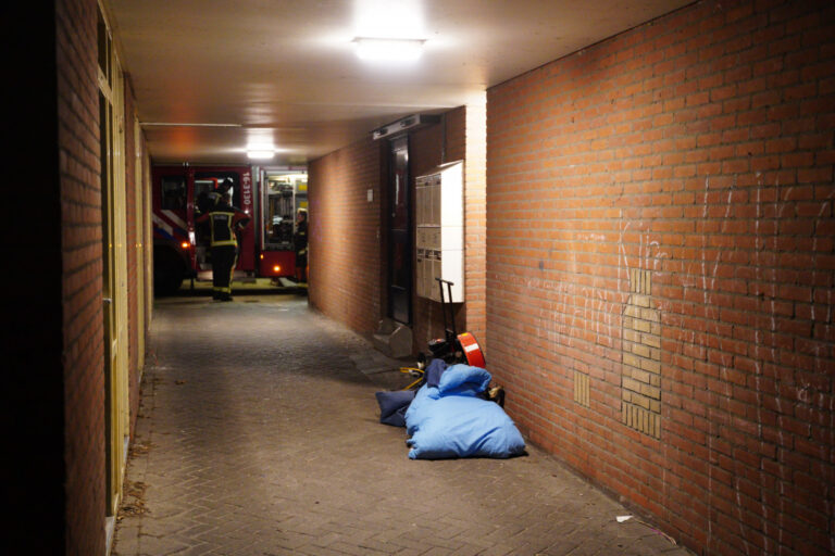 Kleine brand in woning, bewoner ademt rook in Tuinstraat Gouda