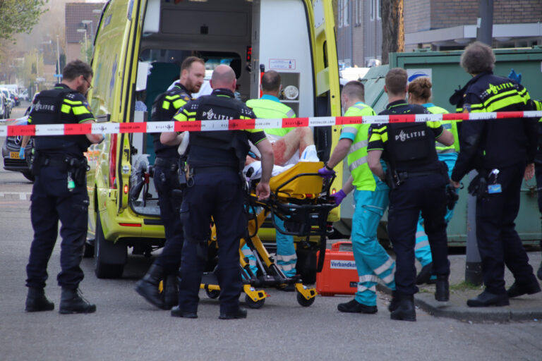 Man ernstig gewond na geweldsincident in woning Houdringeweg Rotterdam