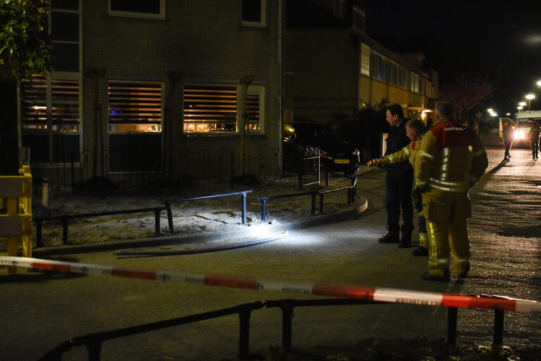 Aannemer slaat paaltje in de grond, 200 woningen zonder stroom Reina Prinsen Geerligspad Spijkenisse