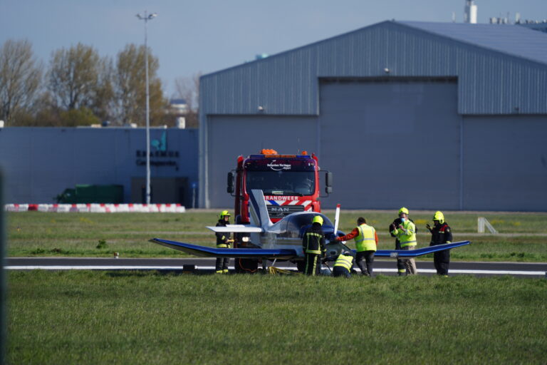 Sportvliegtuigje raakt naast de baan Rotterdam The Hague Airport