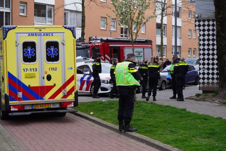 Twee agenten en kind en volwassene naar ziekenhuis gebracht bij woningbrand Schilperoortstraat Rotterdam