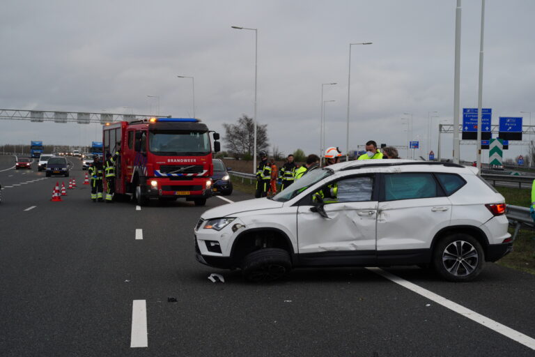 Auto slaat over de kop na botsing met vrachtwagen A4 Vondelingenplaat Rotterdam