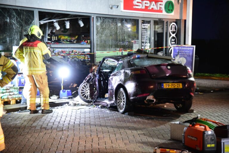 Auto rijdt tankstation binnen, bestuurder gewond A29 Mijnsheerenland