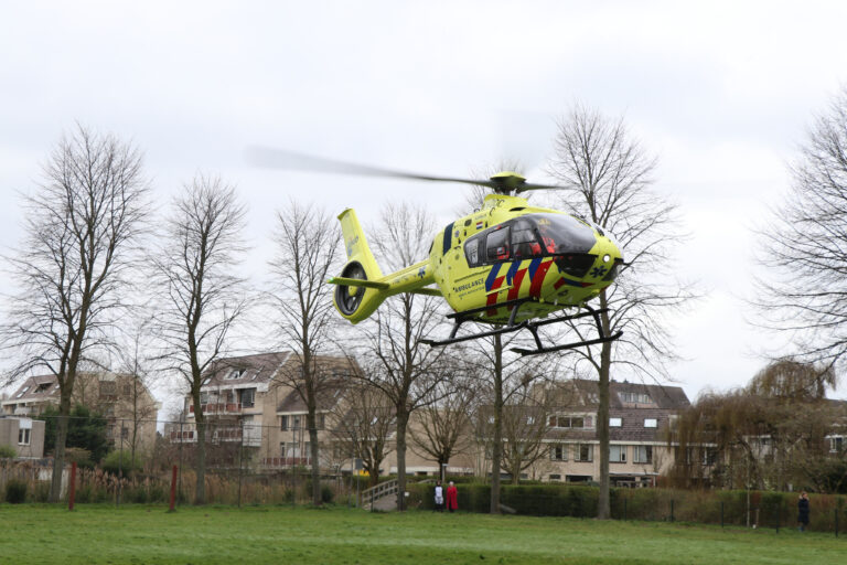 Traumahelikopter en brandweer assisteren ambulance bij medische noodsituatie Papiermolen Capelle aan den Ijssel