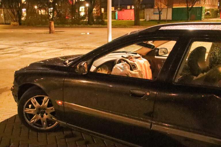 Automobilist ramt verkeerslicht, dumpt auto en gaat ervandoor Slinge Rotterdam