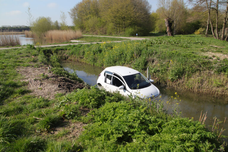 Vrouw krijgt rijles van vriend en belandt in de sloot Charloisse Lagedijk Rotterdam