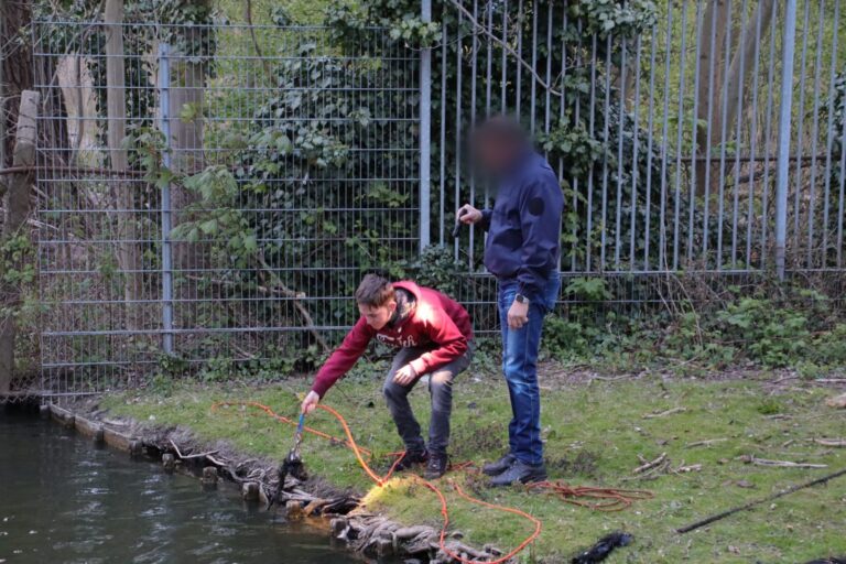 Magneetvisser vist Engelse granaat op Kromme Zandweg Rotterdam (video)