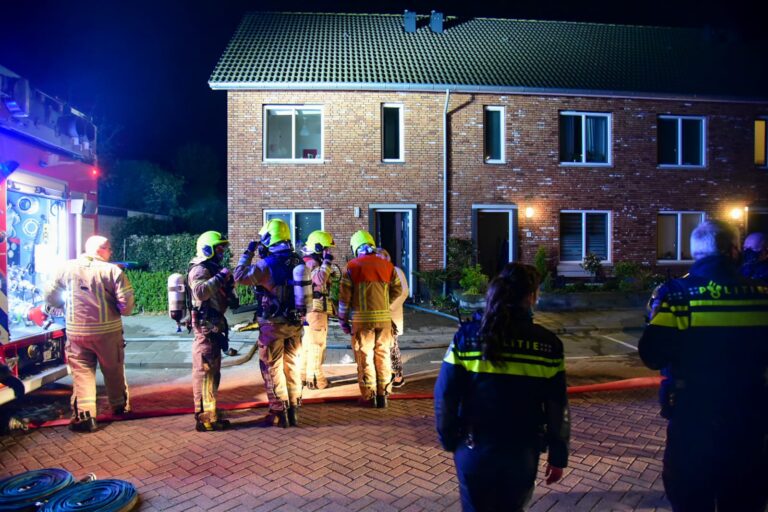 Flinke woningbrand richt veel schade aan Poesiatstraat Ridderkerk