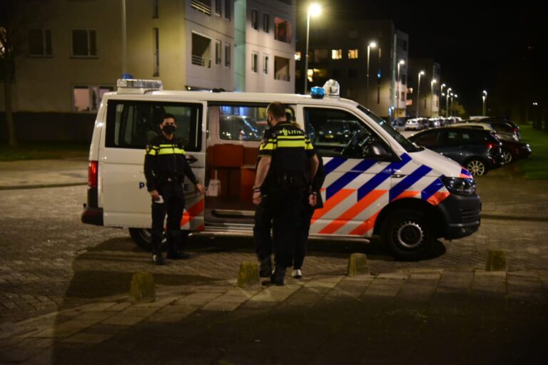 Zes verdachten aangehouden na inval woning Park Vossendijk Hoogvliet