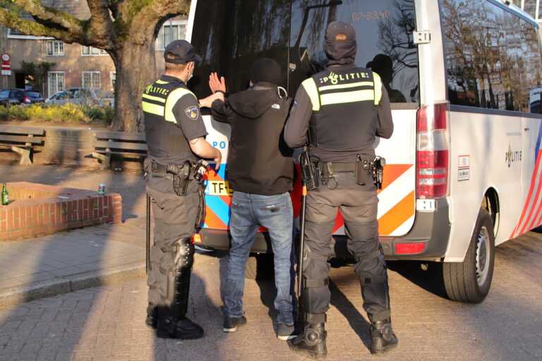 Politie houdt drie personen aan Dreef Rotterdam