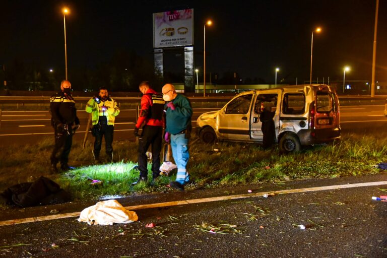 Automobilist laat twee gewonden achter na zware crash A15 Rhoon
