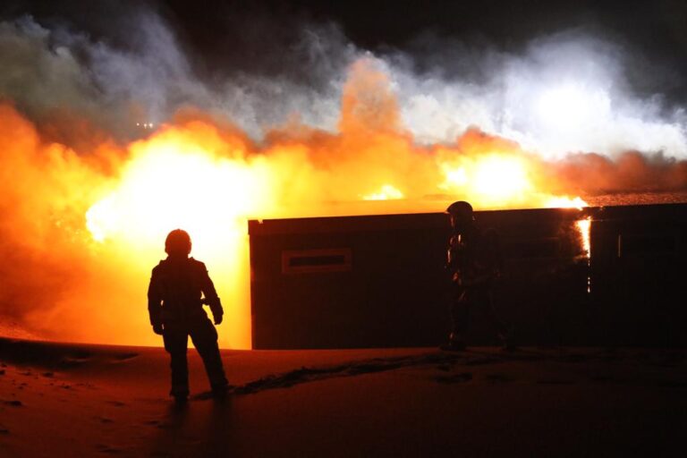 Uitslaande brand verwoest surfclub Wassenaarse Slag Wassenaar
