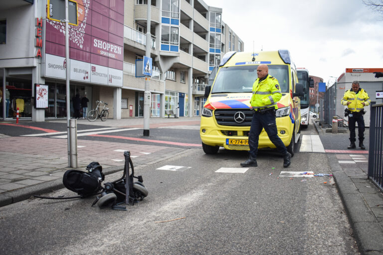 Vrouw met kinderwagen aangereden op zebrapad Raadhuislaan Spijkenisse