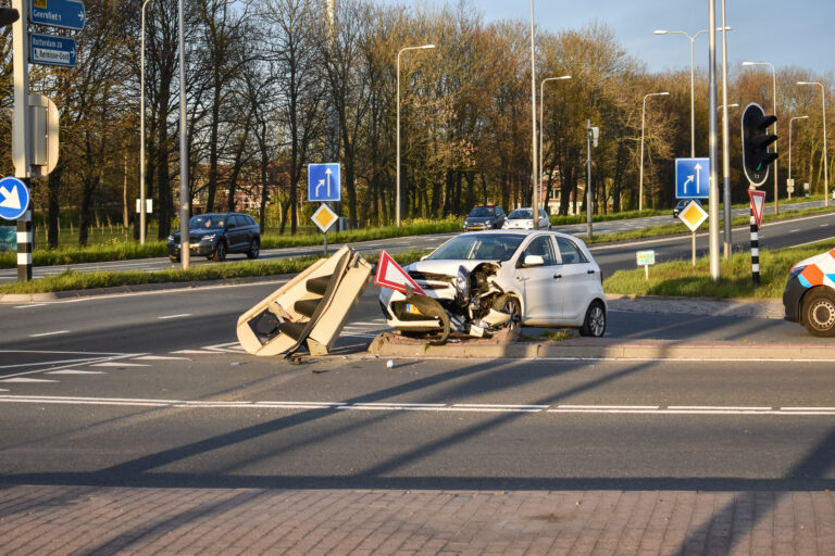 Veel schade bij ongeval met stoplicht Verlengde Verdouwenhoeck Heenvliet