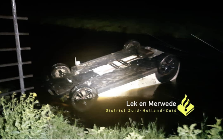 Vrouw belandt in sloot en loopt naar huis Giessenburg
